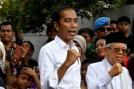 Tổng thống Indonesia Joko Widodo (giữa) và ông Ma'ruf Amen (phải) xuất hiện trước người dân ở Jakarta ngày 21/5/2019. (Nguồn: AFP/TTXVN)