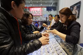 Khách hàng giao dịch tại Công ty vàng Phú Quý, phố Trần Nhân Tông (Hà Nội). (Ảnh: Trần Việt/TTXVN)