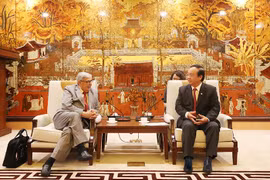Phó Chủ tịch Ủy ban Nhân dân thành phố Hà Nội Nguyễn Thế Hùng tiếp Ngài Jean-Charles Nefgre, Ủy viên Bộ Chính trị Đảng Cộng sản Pháp. (Nguồn: hanoi.gov.vn)