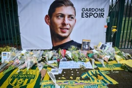 Hoa được đặt trước lối vào của trung tâm huấn luyện La Joneliere ở La Chapelle-sur-Erdre vào ngày 25/1/2019, bốn ngày sau khi máy bay chở tiền đạo người Argentina Emiliano Sala biến mất trong chuyến bay từ Nantes. (Nguồn: AFP)