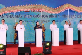 Phó Thủ tướng Chính phủ Trịnh Đình Dũng cũng lãnh đạo các bộ, ngành Trung ương, tỉnh Bạc Liêu ấn nút khởi công dự án. (Ảnh: Huỳnh Sử/TTXVN)