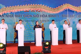 Phó Thủ tướng Chính phủ Trịnh Đình Dũng cũng lãnh đạo các bộ, ngành Trung ương, tỉnh Bạc Liêu ấn nút khởi công dự án. (Ảnh: Huỳnh Sử/TTXVN)