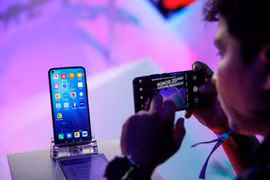 Mẫu điện thoại thông minh mới nhất Honor 20 của Huawei. (Nguồn: AFP)