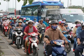 Các phương tiện chen chúc trên Quốc lộ 1A đoạn qua huyện Bình Chánh. (Ảnh: Hoàng Hải/TTXVN)