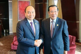 Thủ tướng Nguyễn Xuân Phúc gặp Thủ tướng Campuchia Samdec Techo Hunsen. (Nguồn: TTXVN)