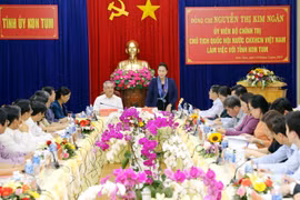 Chủ tịch Quốc hội Nguyễn Thị Kim Ngân và Đoàn công tác đã làm việc với lãnh đạo chủ chốt tỉnh Kon Tum. (Ảnh: Trọng Đức/TTXVN)