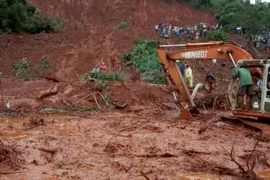 Phương tiện cơ giới được đưa vào hiện trường để tham gia tìm kiếm. (Nguồn: TTXVN phát)
