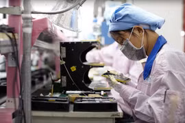 Công nhân làm việc trông dây chuyền sản xuất iPhone của Foxconn. (Nguồn: macrumors.com)