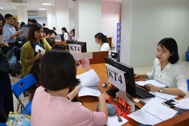Nộp hồ sơ quyết toán thuế tại Cục thuế Hà Nội. (Ảnh: Hoàng Hùng/TTXVN)