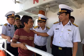 Thăm hỏi, động viên ngư dân bị nạn ngay tại tàu khi tàu 904 cập cảng. (Ảnh: Đoàn Mạnh Dương/TTXVN)