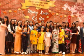 Người Việt tại Philippines tham dự Tết cộng đồng chụp ảnh lưu niệm. (Nguồn: Đại sứ quán Việt Nam ở Phippines)