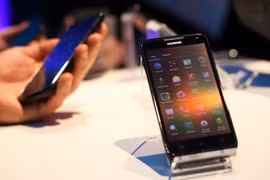 Một mẫu điện thoại thông minh của Huawei chạy hệ điều hành Android của Google. (Nguồn: Getty Images)