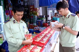 Lực lượng quản lý thị trường kiểm tra một điểm bán bánh Trung Thu ở thành phố Quy Nhơn, năm 2018. (Ảnh: Vũ Sinh/TTXVN)