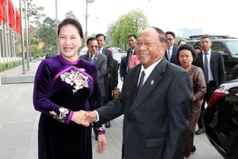Chủ tịch Quốc hội Nguyễn Thị Kim Ngân đón Chủ tịch Quốc hội Samdech Akka Moha Ponhea Chakrei Heng Samrin, chiều 28/5 tại Nhà Quốc hội. (Ảnh: Trọng Đức/TTXVN)