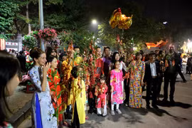 Người dân Thủ đô đi chơi Tết. (Ảnh: Thành Đạt/TTXVN)