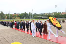 Lãnh đạo Đảng và Nhà nước viếng Lăng Chủ tịch Hồ Chí Minh. (Ảnh: Doãn Tấn/TTXVN)