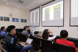 Khách hàng giao dịch tại sàn giao dịch BVSC. (Ảnh: Trần Việt/TTXVN)