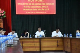 Giám đốc Sở Giao thông Vận tải Hà Nội chủ trì đối thoại với các doanh nghiệp vận tải hành khách. (Ảnh: Tuyết Mai/TTXVN)
