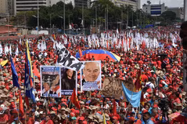 Đông đảo người dân Venezuela tuần hành tại thủ đô Caracas, bày tỏ sự ủng hộ Tổng thống Nicolas Maduro. (Nguồn: AFP/TTXVN)