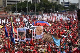 Đông đảo người dân Venezuela tuần hành tại thủ đô Caracas, bày tỏ sự ủng hộ Tổng thống Nicolas Maduro. (Nguồn: AFP/TTXVN)