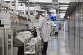 Bên trong một nhà máy của Huawei. (Nguồn: AFP)