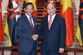 Thủ tướng Nguyễn Xuân Phúc đón, hội kiến với Quốc vương Brunei Darussalam Sultan Haji Hassanal Bolkiah. (Ảnh: Thống Nhất/TTXVN)