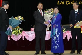 Bí Thư Tỉnh ủy tỉnh Lai Châu, bà Giàng Páo Mỷ tặng hoa chức mừng tân Chủ tịch Ủy ban Nhân dân tỉnh Lai Châu ông Trần Tiến Dũng. (Ảnh: Quý Trung/TTXVN)