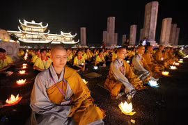 Các tăng ni cầu nguyện hòa bình thế giới tại Đại lễ Vesak 2019. (Ảnh: Dương Giang/TTXVN)