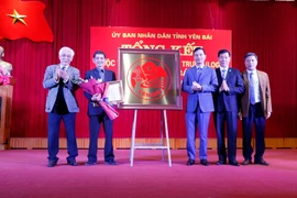 Ban tổ chức trao giải cho tác giả Nguyễn Phước Đức với mẫu biểu trưng tiêu biểu nhất. (Ảnh: Đinh Thùy/TTXVN)