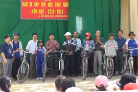 Một buổi trao tặng xe đạp cho học sinh nghèo của thầy Huỳnh Quang Sơn do trường Trung học cơ sở Đinh Núp tổ chức. (Ảnh: Xuân Triệu/TTXVN)
