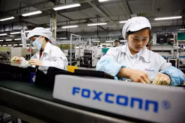 Công nhân Foxconn làm việc trên dây chuyền lắp ráp thiết bị điện tử trong nhà máy ở Thâm Quyến. (Nguồn: Getty Images)