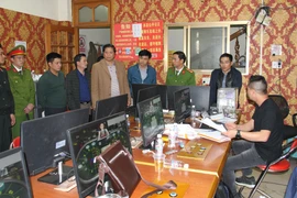Triệt 3 tụ điểm cờ bạc núp bóng máy trò chơi, giữ 23 người nước ngoài