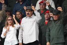Tổng thống Venezuela Nicolas Maduro (thứ 2 trái) và Bộ trưởng Quốc phòng Venezuela Vladimir Padrino (phải) tại lễ kỷ niệm 10 năm thành lập Lực lượng dân quân quốc gia Bolivar ở Caracas, Venezuela ngày 13/4. (Nguồn: AFP/TTXVN)