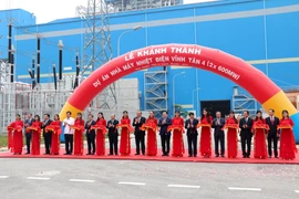 Ông Trương Hòa Bình, Ủy viên Bộ Chính trị, Phó Thủ tướng Chính phủ và các đại biểu cắt băng khánh thành nhà máy. (Ảnh: Nguyễn Thanh/TTXVN)