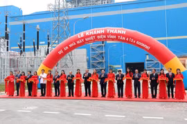 Ông Trương Hòa Bình, Ủy viên Bộ Chính trị, Phó Thủ tướng Chính phủ và các đại biểu cắt băng khánh thành nhà máy. (Ảnh: Nguyễn Thanh/TTXVN)