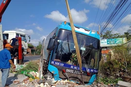 Hiện trường vụ tại nạn giao thông tại Sóc Trăng. (Ảnh: Trung Hiếu/TTXVN)