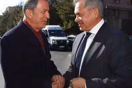 Bộ trưởng Quốc phòng Nga Sergei Shoigu (phải) và người đồng cấp Thổ Nhĩ Kỳ Hulusi Akar. (Nguồn: AP)