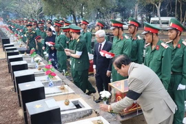 Lễ truy điệu, an táng hài cốt liệt sỹ. (Ảnh: K GỬIH/TTXVN)