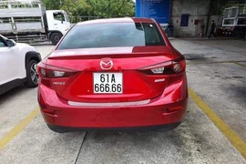 Biển kiểm soát 61A 666.66 thuộc xe nhãn hiệu Mazda màu đỏ do anh Trương Hoài Ân bốc thăm ngẫu nhiên. (Ảnh: Nguyễn Văn Việt/TTXVN)