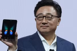 Chủ tịch và Giám đốc điều hành Bộ phận di động của Samsung, DJ Koh, giới thiệu điện thoại thông minh Galaxy Fold mới trong sự kiện Samsung Unpacked vào ngày 20/2 tại San Francisco, California, Mỹ. (Nguồn: Getty Images)