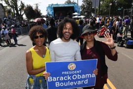 Người dân Mỹ vui mừng tại lễ đặt tên đoạn đường mang tên cựu Tổng thống Mỹ Barack Obama ở Los Angeles, bang California, ngày 4/5. (Nguồn: AFP/TTXVN)