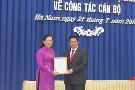 Ông Phạm Minh Chính, Ủy viên Bộ Chính trị, Bí thư Trung ương Đảng, Trưởng ban Tổ chức Trung ương trao Quyết định của Bộ Chính trị cho bà Lê Thị Thủy được chỉ định giữ chức Bí thư Tỉnh ủy Hà Nam, nhiệm kỳ 2015-2020. (Ảnh: Nguyễn Chinh/TTXVN)