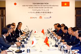Sáng 1/7, tại thủ đô Tokyo, Nhật Bản, Thủ tướng Nguyễn Xuân Phúc có buổi tọa đàm bàn tròn với các doanh nghiệp lớn của Nhật Bản. (Ảnh: Thống Nhất/TTXVN)