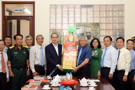 Bí thư Thành ủy Thành phố Hồ Chí Minh Nguyễn Thiện Nhân tặng quà, chúc Tết Đảng bộ, chính quyền và nhân dân Quận 5. (Ảnh: Xuân Khu/TTXVN)
