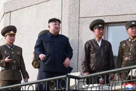 Nhà lãnh đạo Triều Tiên Kim Jong-un (thứ 2, trái) thị sát buổi huấn luyện của lực lượng không quân Triều Tiên tại một địa điểm không xác định. (Nguồn: KCNA/TTXVN phát)