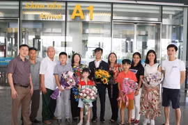 Dương Tùng Lâm (lớp 12 trường Trung học phổ thông chuyên Phan Bội Châu, Nghệ An) giành huy chương đồng bên người thân. (Ảnh: Thanh Tùng/TTXVN)