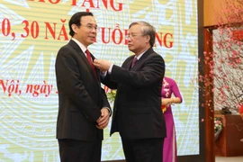 Ông Trần Quốc Vượng, Ủy viên Bộ Chính trị, Thường trực Ban Bí thư trao Huy hiệu 40 năm tuổi Đảng cho ông Nguyễn Văn Nên, Bí thư Trung ương Đảng, Chánh Văn phòng Trung ương Đảng. (Ảnh: Phương Hoa/TTXVN)