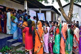 Cử tri xếp hàng vào bỏ phiếu ở một điểm bầu cử ở bang Assam, Ấn Độ. (Nguồn: Reuters)