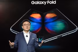 Điện thoại Galaxy Fold ra mắt trong sự kiện Unpacked diễn ra ở San Francisco, Mỹ rạng sáng 21/2 (giờ Việt Nam). (Nguồn: Yonhap/TTXVN)