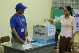 Một nữ cử tri bỏ phiếu bầu tại Phòng phiếu số 13 ở thủ đô Phnom Penh. (Nguồn: Nhóm P/v CQTT TTXVN tại Campuchia)